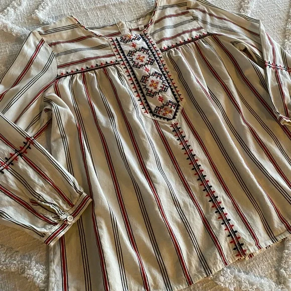 Embroidered Button-back Top - Picture 2 of 4